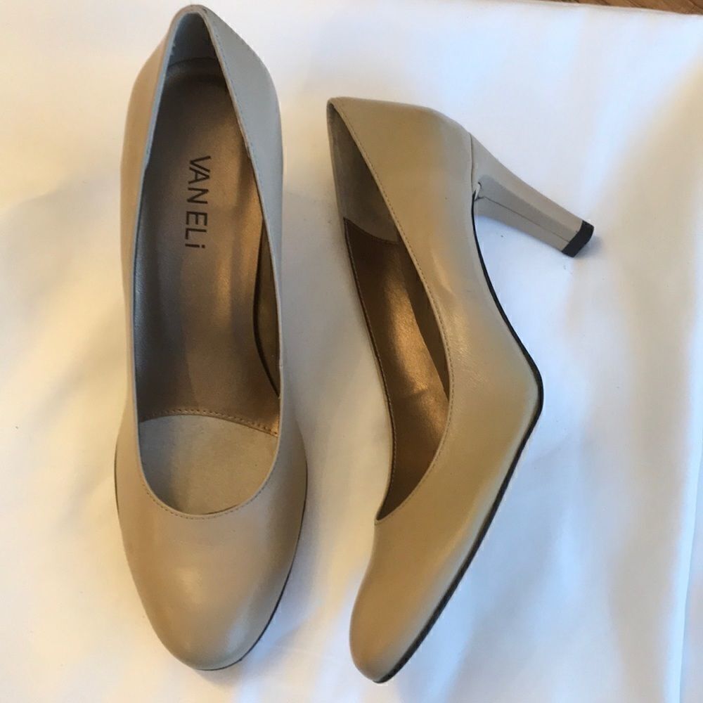 VANELI SZ 7S TAUPE PUMPS. NEW. SLIM FIT